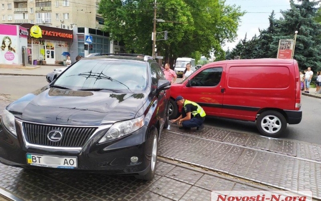 Огромная пробка в центре Николаева: столкнулись два автомобиля Фото № 0 Огромная пробка в центре Николаева: столкнулись два автомобиля Фото № 0