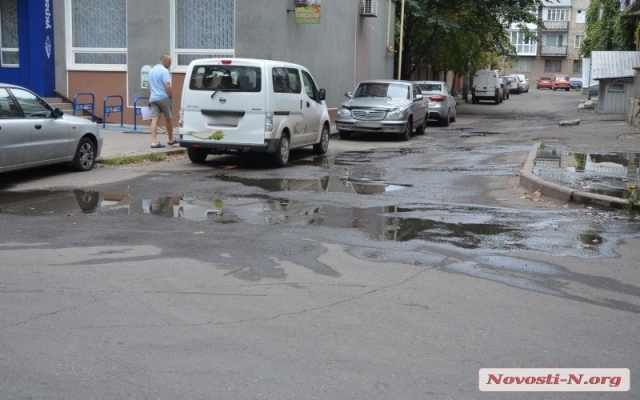 В центре Николаева возле горсовета прорвало канализацию Фото № 3 В центре Николаева возле горсовета прорвало канализацию Фото № 3