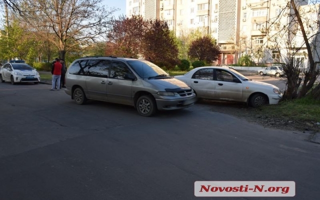 На Инженерной столкнулись два автомобиля, после - одна из машин врезалась в дерево Фото № 7 На Инженерной столкнулись два автомобиля, после - одна из машин врезалась в дерево Фото № 7