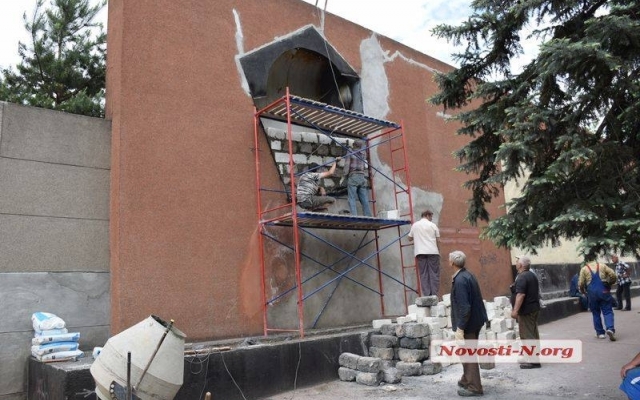 Бригада рабочих выломала часть стены с профилем Владимира Ленина и залатала дыру шлакоблоками Фото № 5 Бригада рабочих выломала часть стены с профилем Владимира Ленина и залатала дыру шлакоблоками Фото № 5