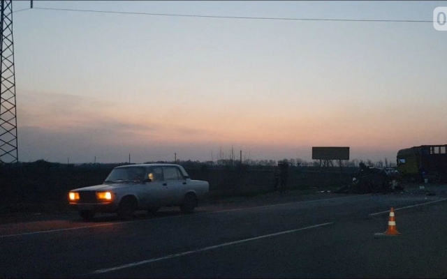 На трассе автомобиль вылетел на встречную полосу и врезался в фуру, водитель сконался на месте ДТП Фото № 3 На трассе автомобиль вылетел на встречную полосу и врезался в фуру, водитель сконался на месте ДТП Фото № 3