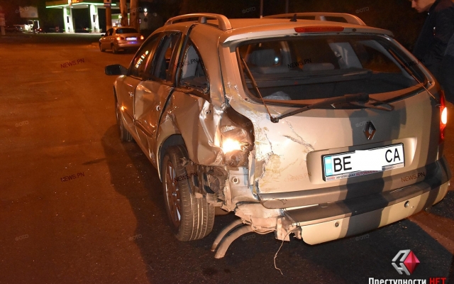 Пьяный водитель врезался трижды в автомобиль, образовался большой затор Фото № 4 Пьяный водитель врезался трижды в автомобиль, образовался большой затор Фото № 4