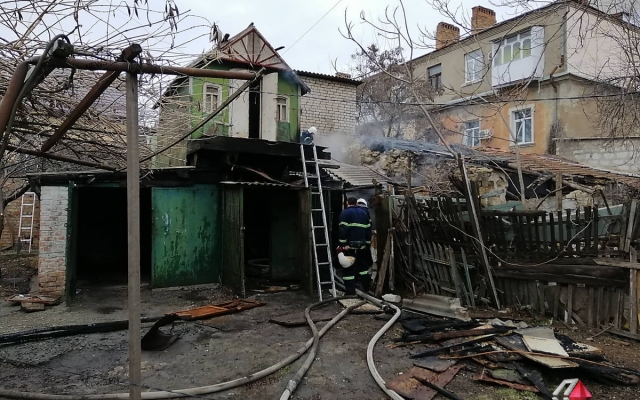 В Николаеве загорелась захламленная хозяйственная постройка Фото № 3 В Николаеве загорелась захламленная хозяйственная постройка Фото № 3