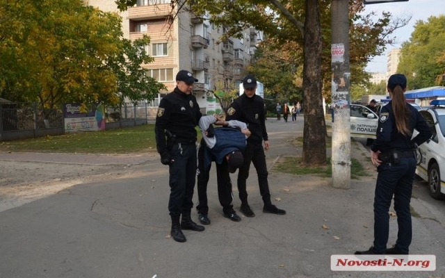 В Николаеве средь бела дня неизвестный украл у мужчины два мобильных телефона Фото № 2 В Николаеве средь бела дня неизвестный украл у мужчины два мобильных телефона Фото № 2