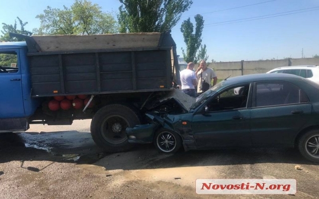 На трассе иномарка влетела под грузовой автомобиль, есть пострадавшие Фото № 3 На трассе иномарка влетела под грузовой автомобиль, есть пострадавшие Фото № 3