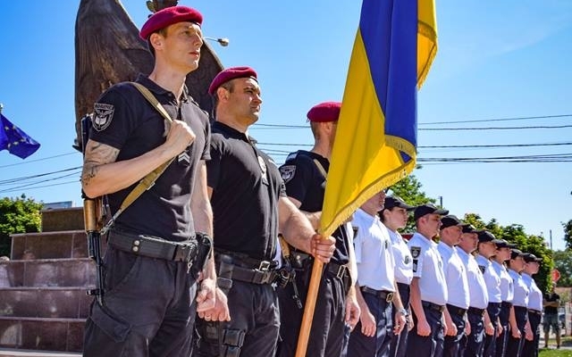 Возле Памятника Героям Небесной Сотни новоиспеченные полицейские присягнули на верность украинскому народу Фото № 2 Возле Памятника Героям Небесной Сотни новоиспеченные полицейские присягнули на верность украинскому народу Фото № 2