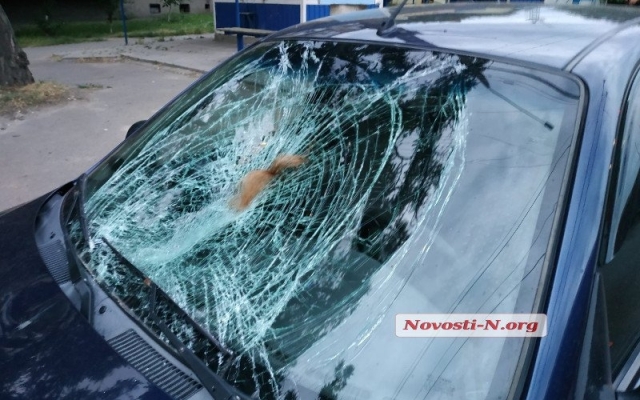 На Героев Сталинграда автомобиль насмерть сбил молодую женщину Фото № 3 На Героев Сталинграда автомобиль насмерть сбил молодую женщину Фото № 3