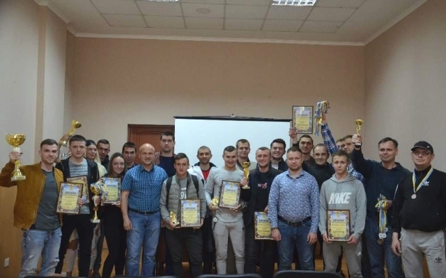 В Николаеве наградили победителей 14-го сезона Лиги уличного футбола Фото № 3 В Николаеве наградили победителей 14-го сезона Лиги уличного футбола Фото № 3
