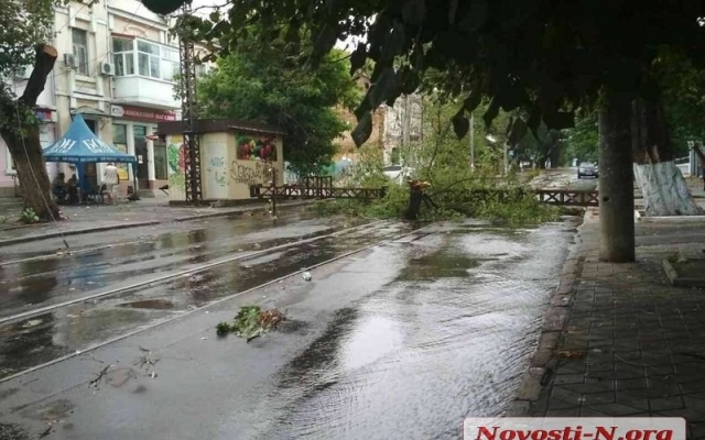 В центре Николаева из-за сильного ветра обвалилась опора контактной сети, полностью перегородив дорогу Фото № 1 В центре Николаева из-за сильного ветра обвалилась опора контактной сети, полностью перегородив дорогу Фото № 1