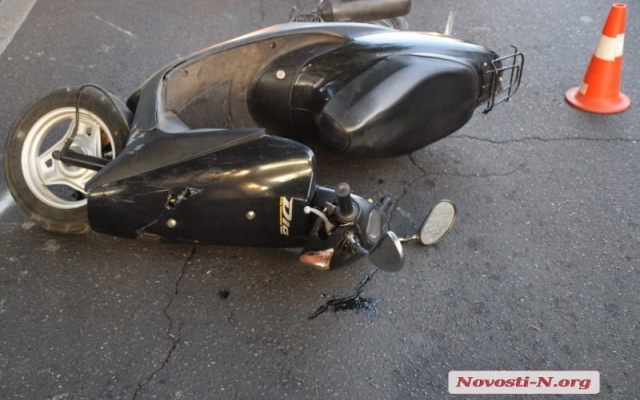 На Центральном проспекте мопеде Honda dio влетел в автомобиль Ford Mustang, есть пострадавшие Фото № 4 На Центральном проспекте мопеде Honda dio влетел в автомобиль Ford Mustang, есть пострадавшие Фото № 4
