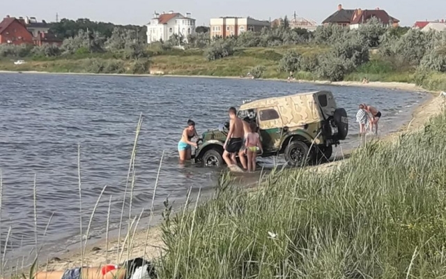 «Туристы» прямо на пляже устроили автомойку для своего внедорожника Фото № 2 «Туристы» прямо на пляже устроили автомойку для своего внедорожника Фото № 2