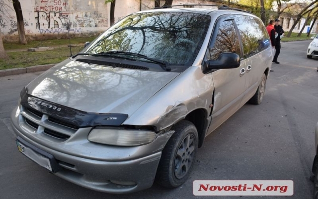На Инженерной столкнулись два автомобиля, после - одна из машин врезалась в дерево Фото № 4 На Инженерной столкнулись два автомобиля, после - одна из машин врезалась в дерево Фото № 4