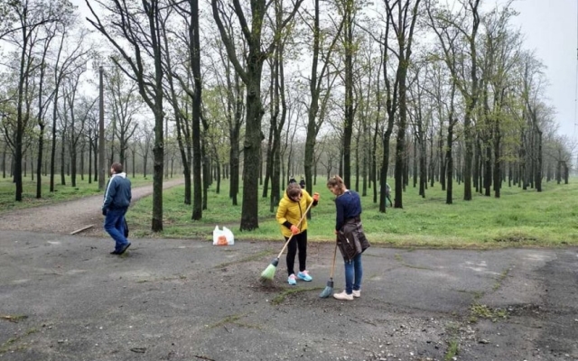 В Ингульской районе юные николаевцы вместе в учителями убрали от мусора лесопарк Фото № 1 В Ингульской районе юные николаевцы вместе в учителями убрали от мусора лесопарк Фото № 1