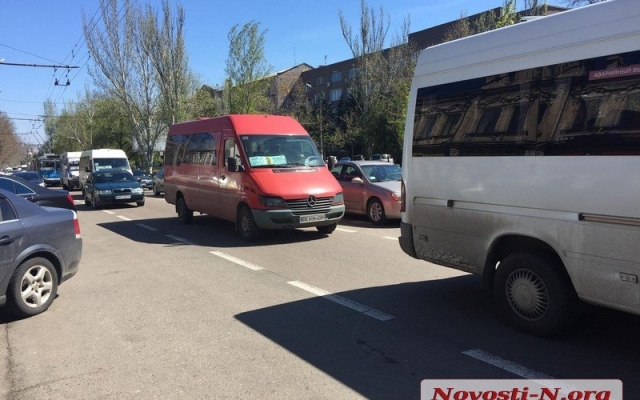 На Пушкинском кольце столкнулись два автомобиля, образовались пробки на дорогах Фото № 5 На Пушкинском кольце столкнулись два автомобиля, образовались пробки на дорогах Фото № 5