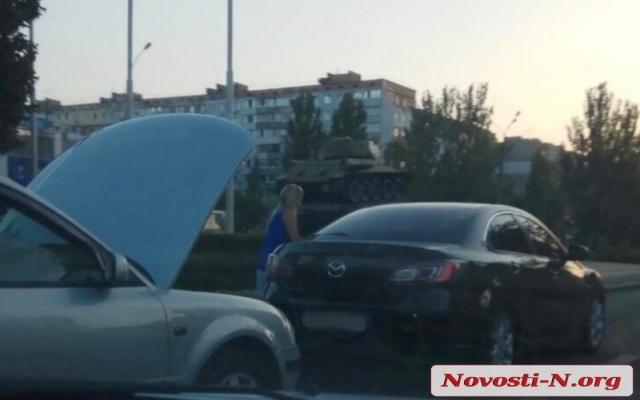 На Центральном проспекте столкнулись сразу три автомобиля Фото № 0 На Центральном проспекте столкнулись сразу три автомобиля Фото № 0