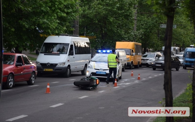 На Центральном проспекте мотоцикл столкнулся с маршрутным такси, есть пострадавшие Фото № 1 На Центральном проспекте мотоцикл столкнулся с маршрутным такси, есть пострадавшие Фото № 1
