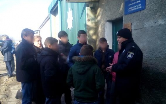 Николаевские трудные подростки побывали в следственном изоляторе Фото № 2 Николаевские трудные подростки побывали в следственном изоляторе Фото № 2