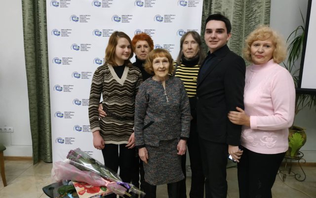 Заслуженная артистка Украины Сталина Лагошняк приехала на встречу с николаевцами прямо со съемочной площадки Фото № 2 Заслуженная артистка Украины Сталина Лагошняк приехала на встречу с николаевцами прямо со съемочной площадки Фото № 2