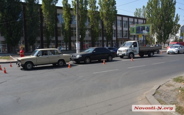 На проспекте Мира столкнулись сразу три автомобиля, есть пострадавшие Фото № 0 На проспекте Мира столкнулись сразу три автомобиля, есть пострадавшие Фото № 0