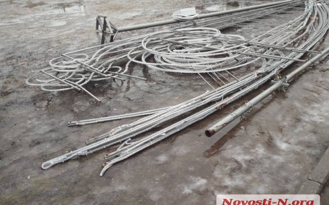 В Николаеве после демонтажа главной новогодней елки световые фигуры и иллюминацию бросили валяться в лужи и грязи Фото № 8 В Николаеве после демонтажа главной новогодней елки световые фигуры и иллюминацию бросили валяться в лужи и грязи Фото № 8