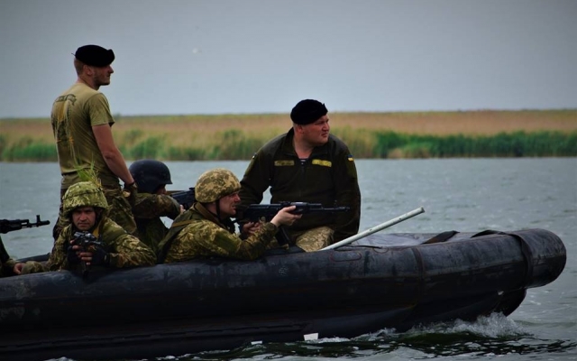 Молодые морпехи вместе с генерал-майором преодолели более восьми километров физических и психологических испытаний Фото № 21 Молодые морпехи вместе с генерал-майором преодолели более восьми километров физических и психологических испытаний Фото № 21