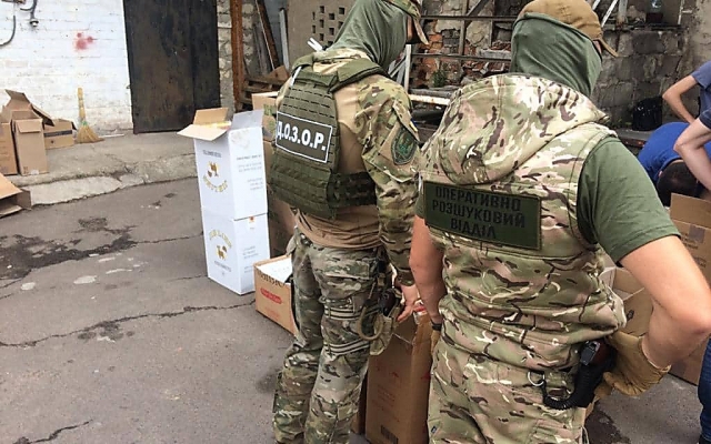 Николаевские правоохранители изъяли из незаконной торговли алкоголь и сигареты на 700 тысяч гривен Фото № 4 Николаевские правоохранители изъяли из незаконной торговли алкоголь и сигареты на 700 тысяч гривен Фото № 4