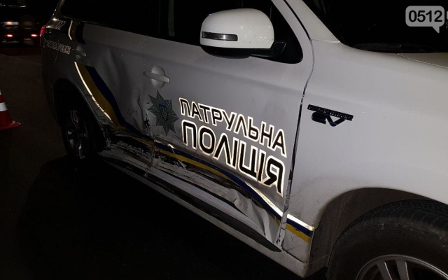 На Генерала Карпенко автомобиль протаранил полицейский внедорожник Фото № 2 На Генерала Карпенко автомобиль протаранил полицейский внедорожник Фото № 2