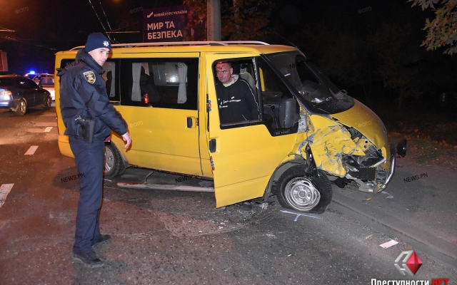 Пьяный водитель врезался трижды в автомобиль, образовался большой затор Фото № 0 Пьяный водитель врезался трижды в автомобиль, образовался большой затор Фото № 0