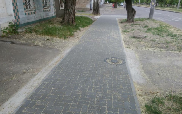 На Чкалова укладывают тротуарную плитку и благоустраивают другие улицы Заводского района Фото № 4 На Чкалова укладывают тротуарную плитку и благоустраивают другие улицы Заводского района Фото № 4