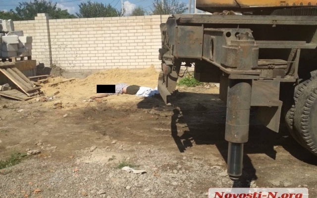 Смертельная трагедия в Варваровке: автокран повредил линию электропередач, от удара тока погиб рабочий Фото № 0 Смертельная трагедия в Варваровке: автокран повредил линию электропередач, от удара тока погиб рабочий Фото № 0