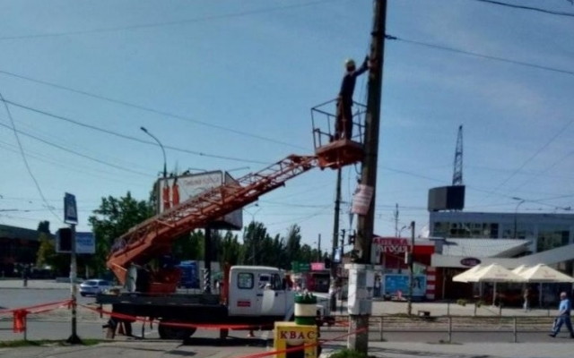 В Николаеве наклонившийся огромный тополь возле пешеходного перехода спилили Фото № 2 В Николаеве наклонившийся огромный тополь возле пешеходного перехода спилили Фото № 2