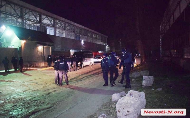 В Николаеве обыски в фирме «Конкорд-пласт»: неизвестная группа молодых людей в черной униформе избила сотрудников частной охраны Фото № 3 В Николаеве обыски в фирме «Конкорд-пласт»: неизвестная группа молодых людей в черной униформе избила сотрудников частной охраны Фото № 3