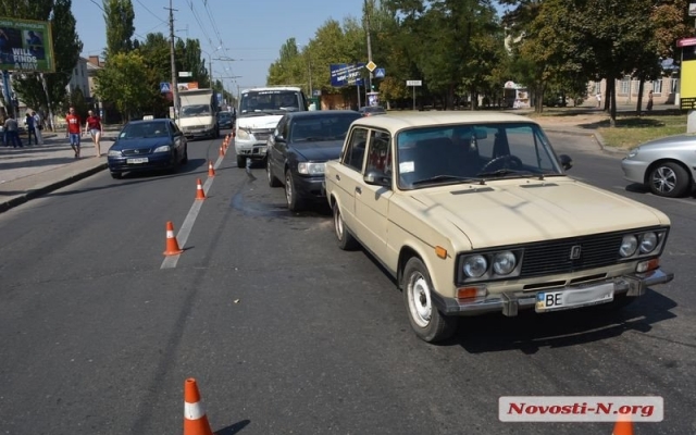 На проспекте Мира столкнулись сразу три автомобиля, есть пострадавшие Фото № 1 На проспекте Мира столкнулись сразу три автомобиля, есть пострадавшие Фото № 1