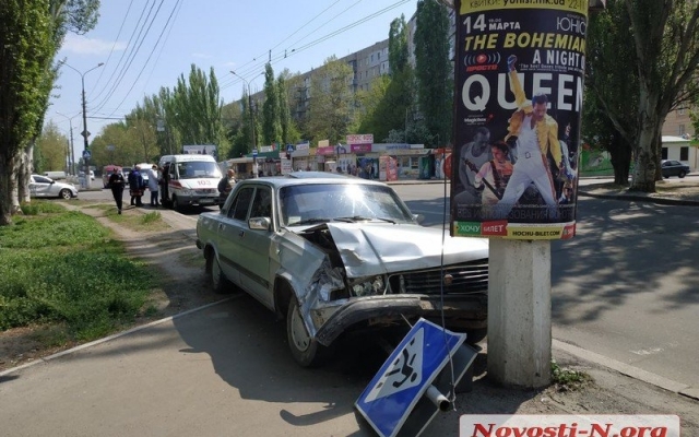 На проспекте Мира автомобиль протаранил машину, вылетел на летнюю площадку кафе и врезался в столб Фото № 0 На проспекте Мира автомобиль протаранил машину, вылетел на летнюю площадку кафе и врезался в столб Фото № 0