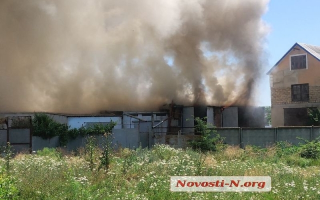 На въезде в Николаев произошел масштабный пожар Фото № 0 На въезде в Николаев произошел масштабный пожар Фото № 0