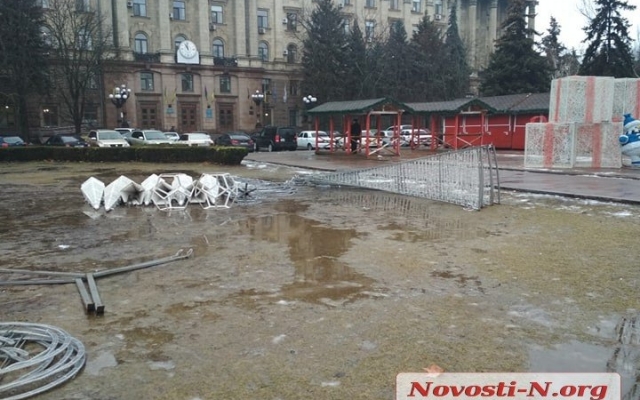 В Николаеве после демонтажа главной новогодней елки световые фигуры и иллюминацию бросили валяться в лужи и грязи Фото № 0 В Николаеве после демонтажа главной новогодней елки световые фигуры и иллюминацию бросили валяться в лужи и грязи Фото № 0