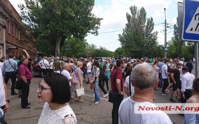 Жители Николаева остановили кортеж Владимира Зеленского Фото № 0 Жители Николаева остановили кортеж Владимира Зеленского Фото № 0