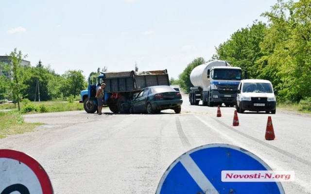 На трассе иномарка влетела под грузовой автомобиль, есть пострадавшие Фото № 5 На трассе иномарка влетела под грузовой автомобиль, есть пострадавшие Фото № 5