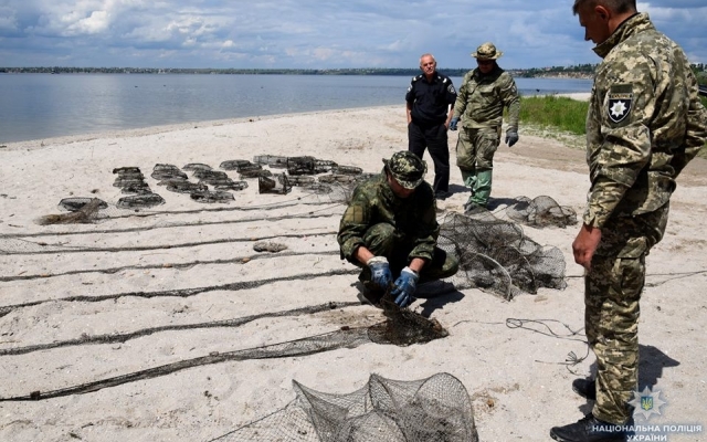 Правоохранители в водоемах Николаева и Николаевской области обнаружили браконьерские орудия лова Фото № 5 Правоохранители в водоемах Николаева и Николаевской области обнаружили браконьерские орудия лова Фото № 5