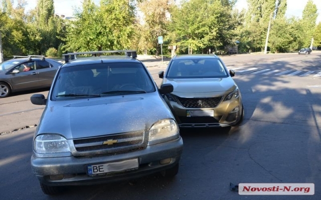 На Никольской авария без жертв, но с механическими повреждениями Фото № 0 На Никольской авария без жертв, но с механическими повреждениями Фото № 0