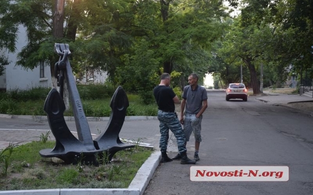 Неадекватный мужчина бросал камнями в постояльцев одной из николаевских гостиниц Фото № 1 Неадекватный мужчина бросал камнями в постояльцев одной из николаевских гостиниц Фото № 1