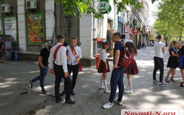 На Соборной пьяный мужчина в одних трусах устроил «голые» танцы Фото № 6 На Соборной пьяный мужчина в одних трусах устроил «голые» танцы Фото № 6