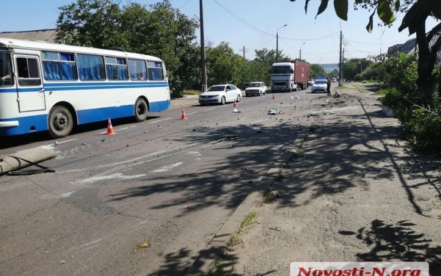 В Николаеве на Одесском шоссе грузовик врезался в столб линии электропередач Фото № 10 В Николаеве на Одесском шоссе грузовик врезался в столб линии электропередач Фото № 10