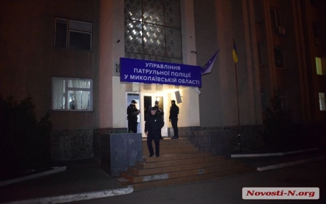 Управление патрульной полиции Николаева пикетируют активисты общественной организации «АвтоЕвроСила» Фото № 2 Управление патрульной полиции Николаева пикетируют активисты общественной организации «АвтоЕвроСила» Фото № 2