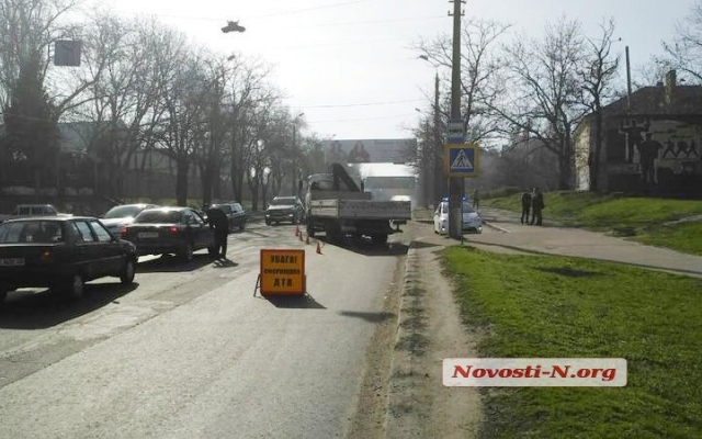 Перед Варваровским мостом на пешеходном переходе грузовик сбил женщину Фото № 2 Перед Варваровским мостом на пешеходном переходе грузовик сбил женщину Фото № 2