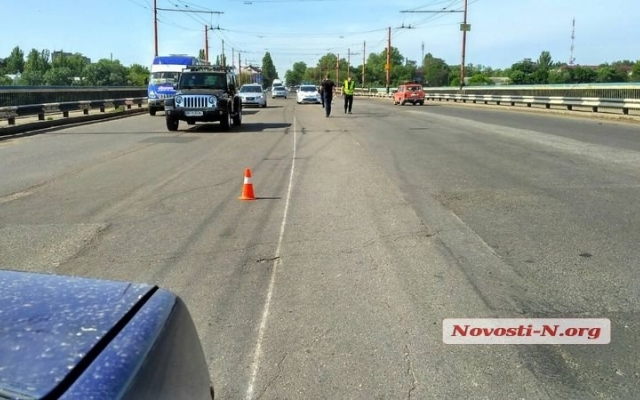На Ингульском мосту у автомобиля отвалилось колесо, ударилось в иномарку и улетело в реку Фото № 0 На Ингульском мосту у автомобиля отвалилось колесо, ударилось в иномарку и улетело в реку Фото № 0