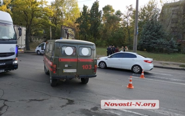 На Большой Морской автомобиль сбил школьницу, пострадавшую на «скорой» госпитализировали в больницу Фото № 3 На Большой Морской автомобиль сбил школьницу, пострадавшую на «скорой» госпитализировали в больницу Фото № 3
