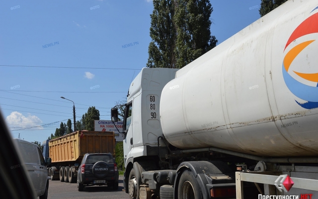 На Авангардной скопилось большое количество зерновозов, движение на Богоявленском проспекте частично заблокировано Фото № 1 На Авангардной скопилось большое количество зерновозов, движение на Богоявленском проспекте частично заблокировано Фото № 1