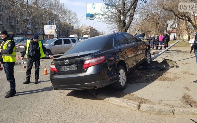 На Богоявленском проспекте столкнулись автомобили Toyota и Renault, есть пострадавшие Фото № 1 На Богоявленском проспекте столкнулись автомобили Toyota и Renault, есть пострадавшие Фото № 1