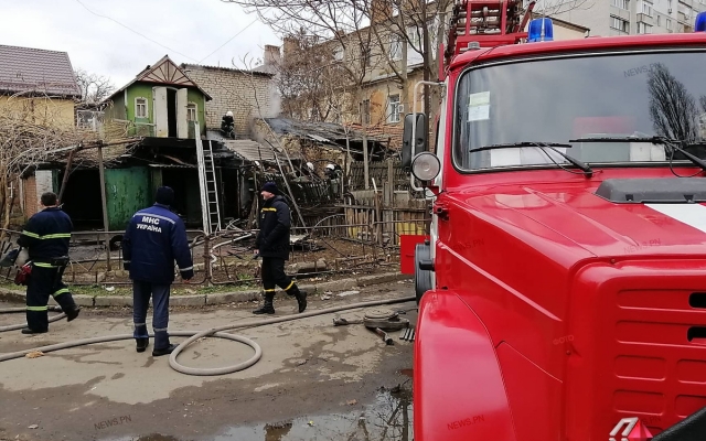 В Николаеве загорелась захламленная хозяйственная постройка Фото № 1 В Николаеве загорелась захламленная хозяйственная постройка Фото № 1